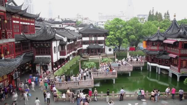 Timelapse de multitudes en el puente de nueve turnos en zig-zag en Yuyuan Bazaar, Shanghai, China — Vídeos de Stock