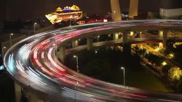 Χρονοσυμφόρηση της κυκλοφορίας στο Nanpu σπειροειδή τη νύχτα, Σανγκάη, Κίνα — Αρχείο Βίντεο
