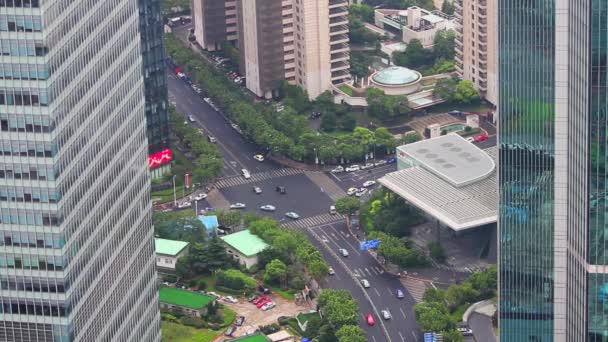 Vista do tráfego através do distrito financeiro Lujiazui, Xangai, China — Vídeo de Stock