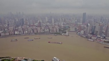 Şangay boyunca nehir boyunca yelken birden fazla mavna. Shanghai, Çin