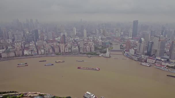 Múltiples barcazas navegando a lo largo del río a través de Shanghai. Shanghái, China — Vídeo de stock