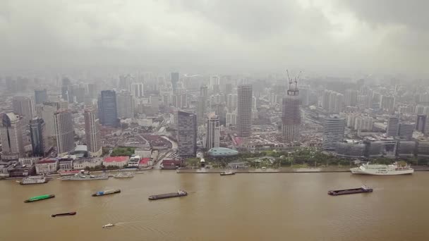 Mehrere Lastkähne schippern auf dem Fluss durch Shanghai. Shanghai, China — Stockvideo