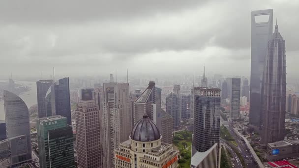 Widok ruchu przez Lujiazui Financial District, Szanghaj, Chiny — Wideo stockowe
