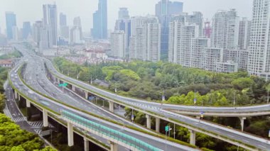 Modern şehirde üstgeçit üzerinden yoğun trafik Timelapse , Şangay, Çin