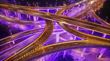 Modern şehirde üstgeçit üzerinden yoğun trafik Timelapse , Şangay, Çin