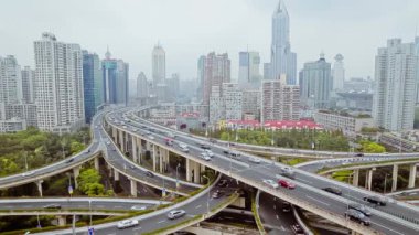 modern şehirde üst geçit üzerinden yoğun trafik , Şangay, Çin