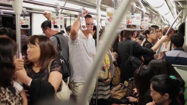 중국 상하이 - 2013년 9월 06일: 중국 상하이의 아침 출퇴근 시간대에 분주한 지하철을 이용하는 사람들 — 비디오