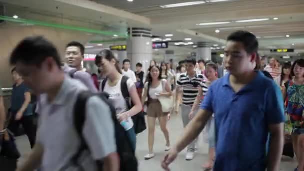 Şangay, Çin - 06 Eylül 2013: Yolcular işe gidiyor — Stok video
