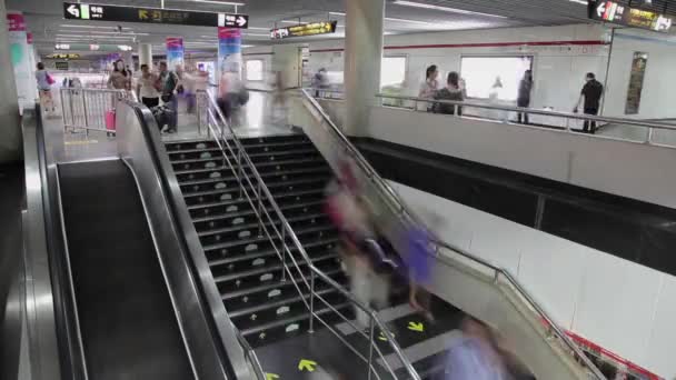 Şangay, Çin'de yürüyen büyük bir kalabalık zaman atlamalı. Metro İstasyonları. — Stok video