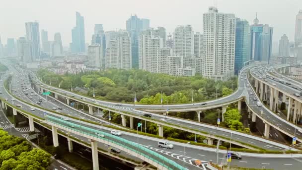 Busy traffic over overpass in modern city , Shanghai, China — Stock Video