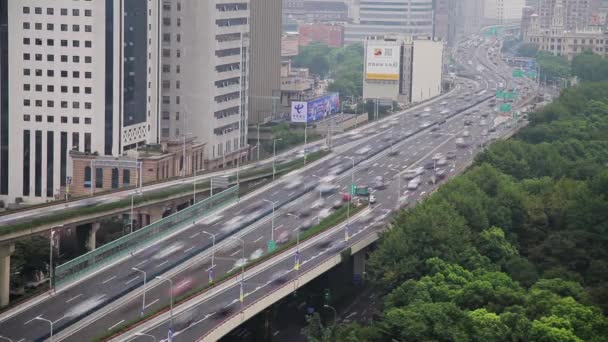 Waktu lalu lintas sibuk di atas jembatan layang di kota modern, Shanghai, Cina — Stok Video