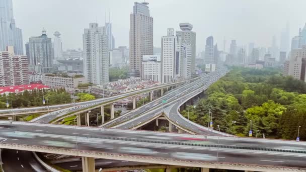 近代都市、上海、中国の高架橋を越える交通量のタイムラプス — ストック動画