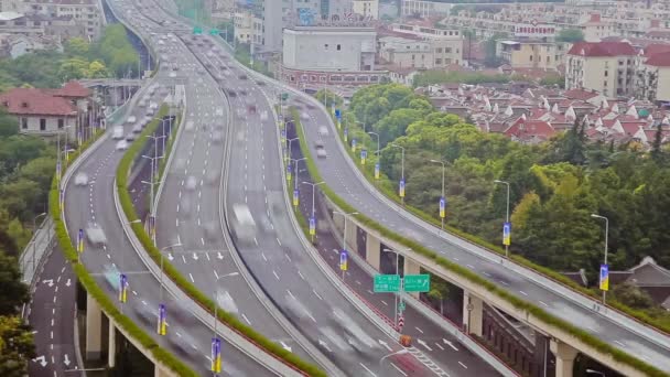 Timelapse de tráfico ocupado sobre el paso elevado en la ciudad moderna, Shanghai, China — Vídeos de Stock