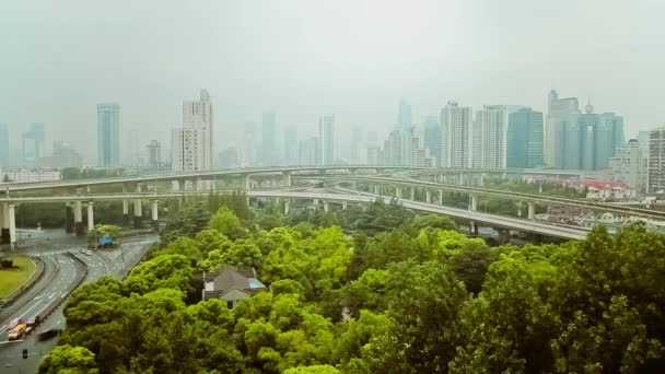 Timelapse of busy traffic over overpass in modern city, Shanghai, China — стоковое видео