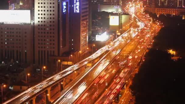 Timelapse van drukke verkeer over viaduct in de moderne stad, Shanghai, China — Stockvideo