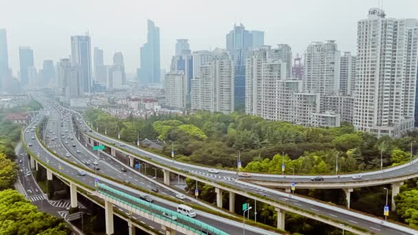 Tráfico ocupado sobre el paso elevado en la ciudad moderna, Shanghai, China — Vídeo de stock