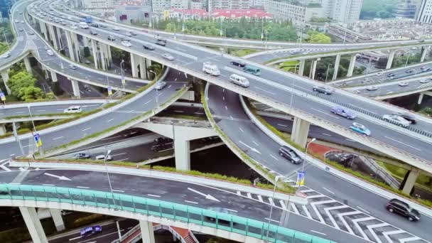 在现代城市，上海，中国，繁忙的交通在立交桥 — 图库视频影像