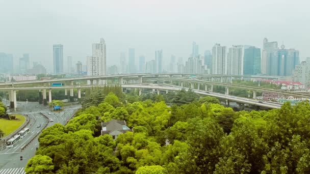 Оживленное движение по эстакаде в современном городе, Шанхай, Китай — стоковое видео