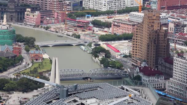 Θέα στην πόλη της Σαγκάης με πολλές γέφυρες που εξαπλώνονται πάνω από ένα ποτάμι, Σανγκάη, Κίνα — Αρχείο Βίντεο