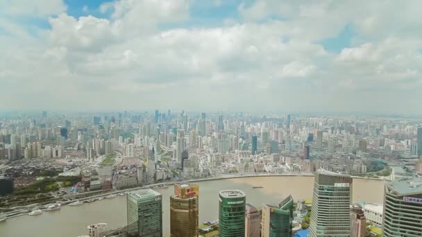 SHANGHAI - SEP 06, 2013: Distrito financiero de Shanghai Lujiazui y el río Huangpu — Vídeo de stock