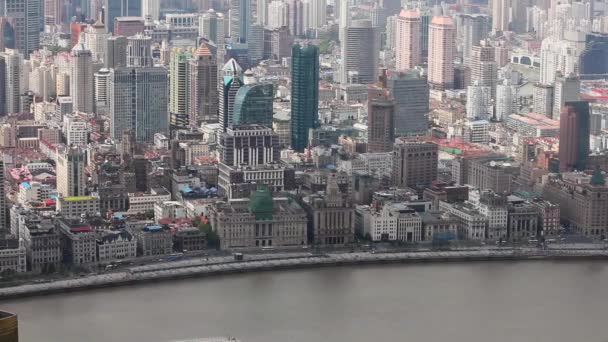Вид на історичну архітектуру Бунду, що виходять на річку Хуанпу, Шанхай, Китай — стокове відео
