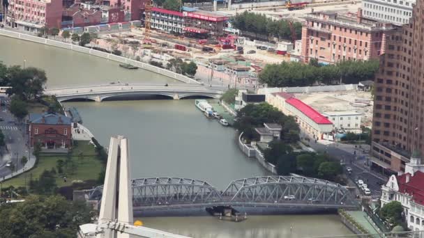 Θέα στην πόλη της Σαγκάης με πολλές γέφυρες που εξαπλώνονται πάνω από ένα ποτάμι, Σανγκάη, Κίνα — Αρχείο Βίντεο