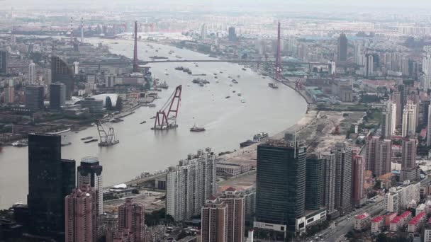 Кілька баржі вітрильний уздовж річки через Шанхай. Шанхай, Китай — стокове відео