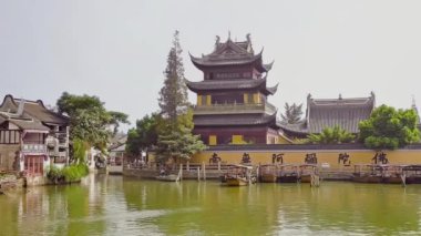 Şangay Çin-Eylül 09 2013, Tekne ve tarihi binalar ile Şangay Zhujiajiao kasabasında Çin geleneksel turistik tekneler, Şangay Çin