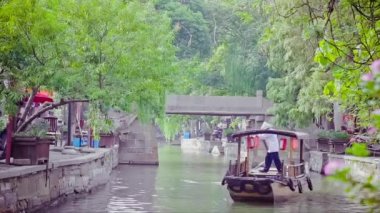 Şangay Çin-Eylül 09 2013, Tekne ve tarihi binalar ile Şangay Zhujiajiao kasabasında Çin geleneksel turistik tekneler, Şangay Çin