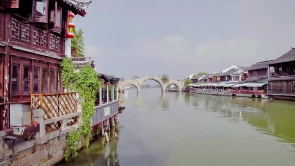 Shanghai china-sep 09 2013, china traditionelle Touristenboote in shanghai zhujiajiao Stadt mit Boot und historischen Gebäuden, shanghai china — Stockvideo