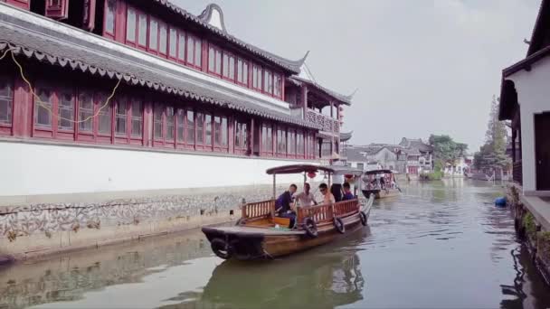 Shanghai China-sep 09 2013, China traditionele toeristische boten in Shanghai Zhujiajiao Town met boot en historische gebouwen, Shanghai China — Stockvideo