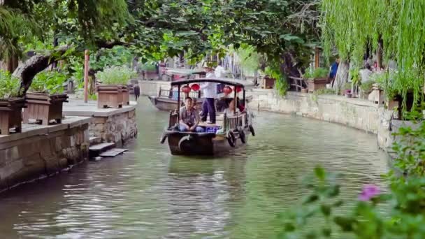 Shanghai Cina-09 set 2013, Cina barche tradizionali turistiche a Shanghai Zhujiajiao città con barca ed edifici storici, Shanghai Cina — Video Stock