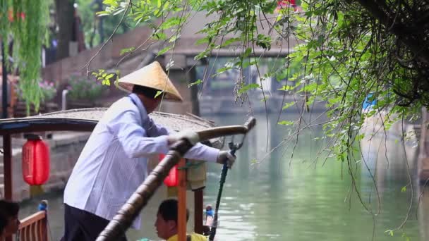 Shanghai China-Sep 09 2013, China barcos turísticos tradicionales en Shanghai Zhujiajiao ciudad con barco y edificios históricos, Shanghai China — Vídeo de stock