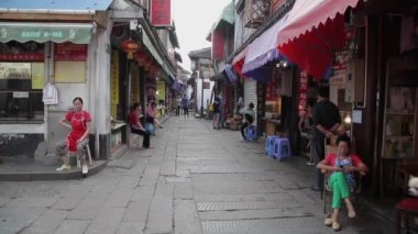 Şangay, 31 Ekim 2013: Şangay 'ın ünlü eski manzaralı bir yeri olan Zhujiajiao' da eski bir cadde.. 
