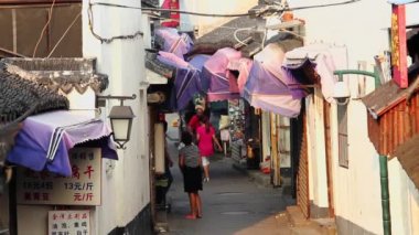 Şangay, 31 Ekim 2013: Şangay 'ın ünlü eski manzaralı bir yeri olan Zhujiajiao' da eski bir cadde.. 