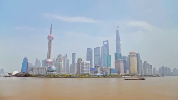 Shanghai Kina-sep 10 2013, Timelapse av båtar korsar Huangpu River i Shanghai, Kina. Utsikt från Bund — Stockvideo