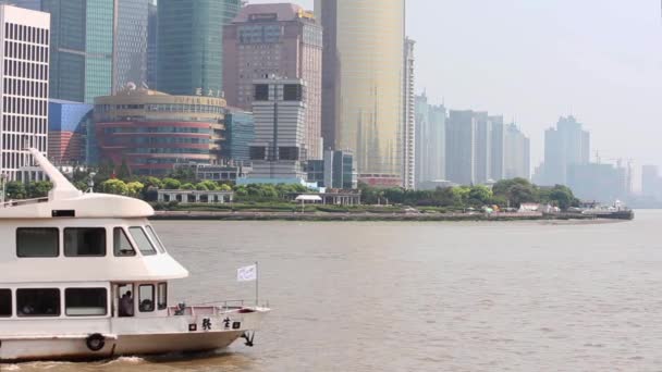 Šanghaj China-září 10 2013, lodě kříží řeku Huangpu v Šanghaji v Číně. Pohled z Bund — Stock video