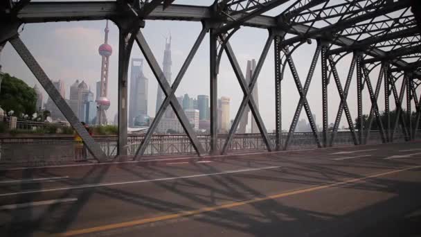 상하이 - 9월 10일:와이바이두 다리, 2013년 9월 10일, 중국 상하이시의 교통량 의 시간 경과. — 비디오