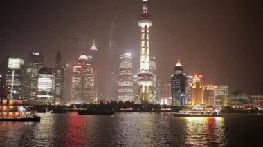 Şangay - 19 Mart 2018: Gece Pudong dolgu görünümü,Huangpu nehri parlak ışıklı turist teknesi yelken,