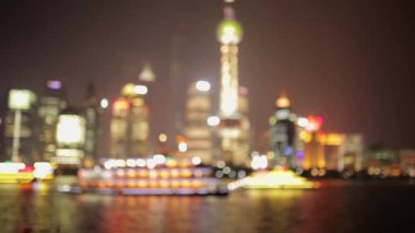 Şangay - 19 Mart 2018: Gece Pudong dolgu defocused,Huangpu nehri parlak ışıklı turist tekne yelken,