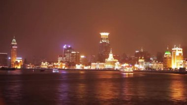 Şangay - 19 Mart 2018: Gece Pudong dolgu görünümü,Huangpu nehri parlak ışıklı turist teknesi yelken,