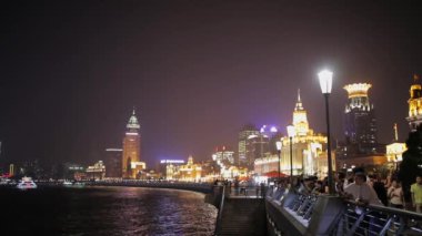 Şangay - 10 Eylül 2013: Insanlar Waitan kalmak, karşı tarafta binaların doğal görünümü hayran. 