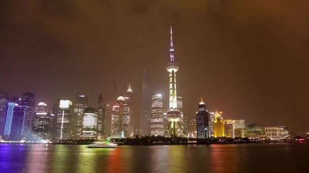 Shanghai-19 maart 2018: uitzicht op Pudong Embankment 's nachts, helder verlichte toeristische boot zeilen bij Huangpu River, — Stockvideo