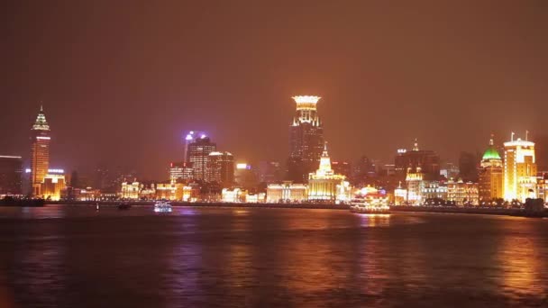 SHANGHAI - 19 DE MARZO DE 2018: Vista del terraplén de Pudong por la noche, Navega en barco turístico iluminado en el río Huangpu , — Vídeos de Stock