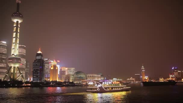 SHANGHAI - 19 DE MARZO DE 2018: Vista del terraplén de Pudong por la noche, Navega en barco turístico iluminado en el río Huangpu , — Vídeos de Stock