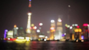 Şangay - 19 Mart 2018: Gece Pudong dolgu defocused,Huangpu nehri parlak ışıklı turist tekne yelken,