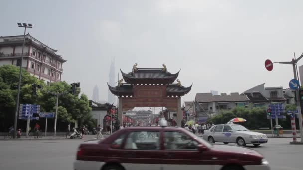 上海、中国、9月11 - 2013 - 上海市の伝統的な商業古い通りの入り口、中国 — ストック動画