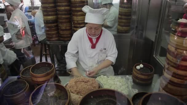 Shanghai, china - 11. September 2013: Video von Köchen, die Shanghai-Knödel, auch xiaolongbao genannt, zubereiten — Stockvideo