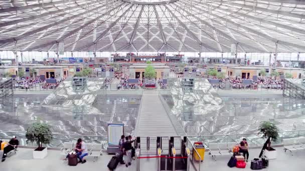 上海，中国 - 2013年9月11日：上海虹桥火车站旅客 — 图库视频影像