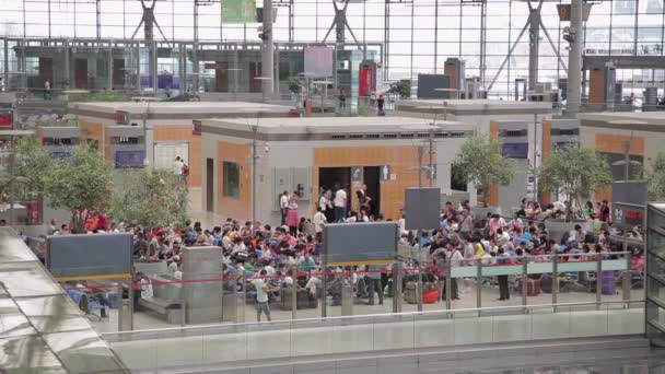 Šanghaj, Čína-11. září 2013: lidé cestují na vlakovém nádraží v Shanghai Hongqiao v Šanghaji China — Stock video
